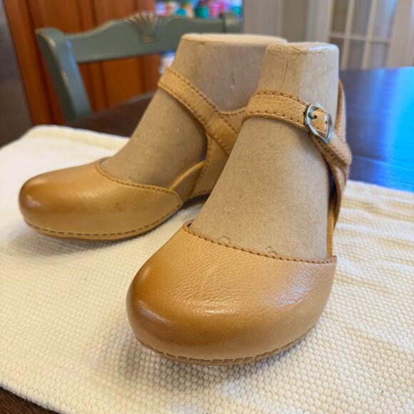 Dansko Tiffani Mary Jane Wedge Heel, Tan Milled Burnished Leather Size 38 NEW - Picture 1 of 12